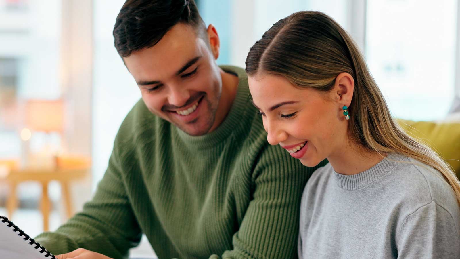 Casal em foto ampla do guia para criar uma lista de casamento online